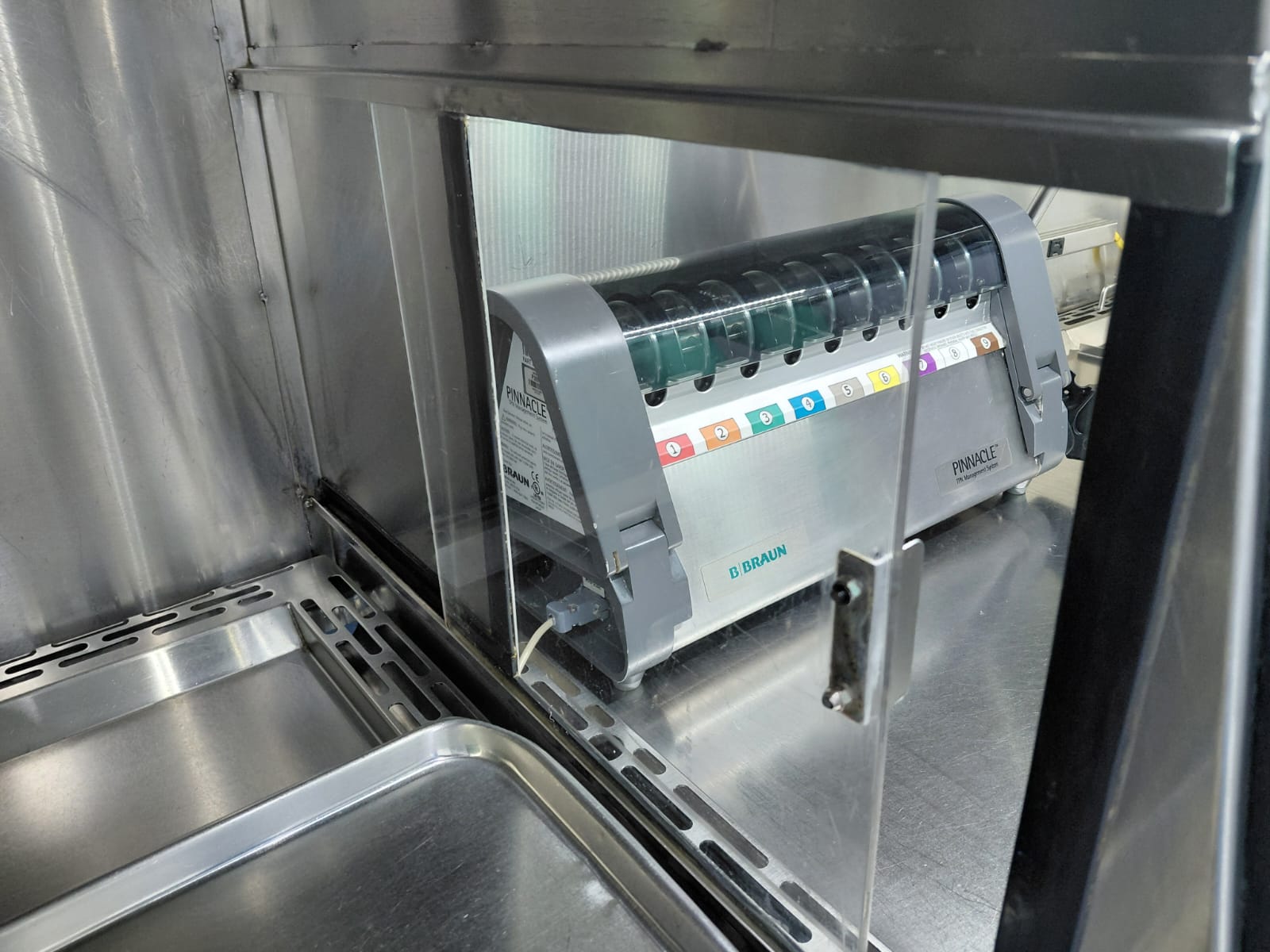 Instalación y puesta en marcha de sistema dispensador de medicamentos B.Braun Pinnacle en entorno clínico estéril